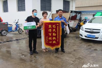 襄州城管：热心助力抗汛救灾，商户集体送旗致谢