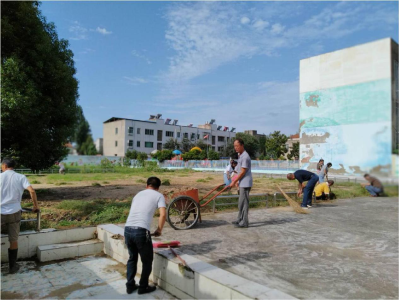 朱集镇中心幼儿园：清除校园杂草 喜迎新学期到来