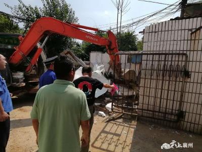 襄州城管：顶着烈日拆违建，强效助力老旧小区工程改造