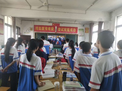 伙牌镇中心学校组织观看全国抗击新冠肺炎疫情表彰大会活动