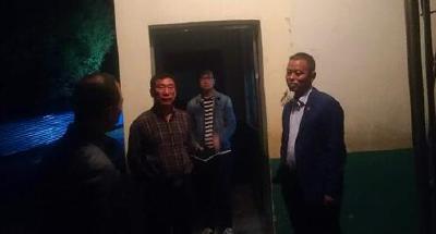 张家集镇委书记江海军冒雨夜查学校安全工作