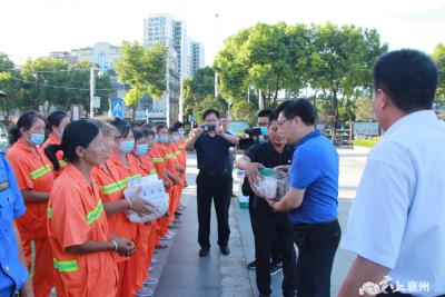 襄州区委副书记、代区长刘明锋看望慰问一线城管队员和环卫工人