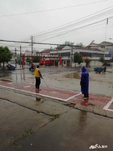风雨中的坚守，我们一直都在！——黄龙镇中心学校做风雨之中最美的创文使者