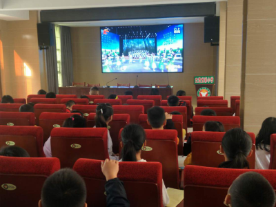 云湾光彩小学：师生观看“同上一堂思政课”暨“云上学经典”上线仪式
