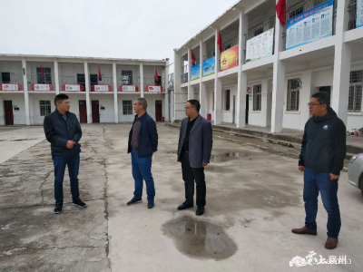 安全是第一保障——教育局党组书记汤德东国庆期间在区一中附属学校调研