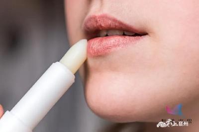 一到秋天，嘴唇就起皮？原来错了那么多年，润唇膏其实该竖着涂 