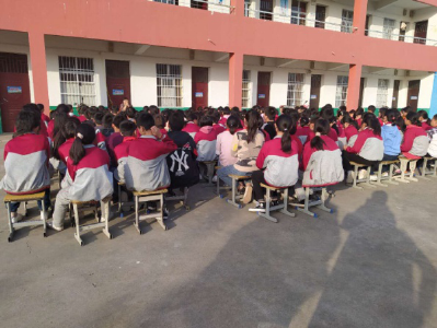 古驿镇黄渠河第一小学：召开六年级月考总结表彰大会