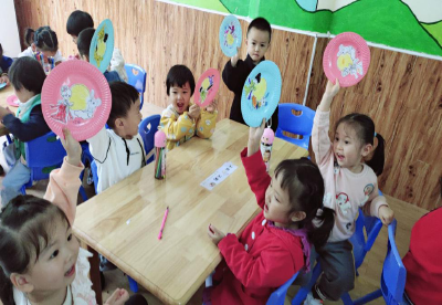 区中心幼儿园开展“月圆话说中国情”双节同庆主题活动