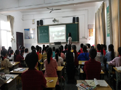 张湾中心小学：组织学生观看襄阳市百万师生“同上一堂思政课”上线仪式