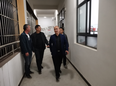龙王镇中心学校检查组：夜查寄宿制学校安全管理