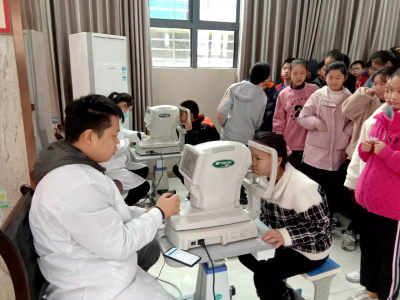 襄州区疾控中心到张湾中心小学开展学生视力筛查