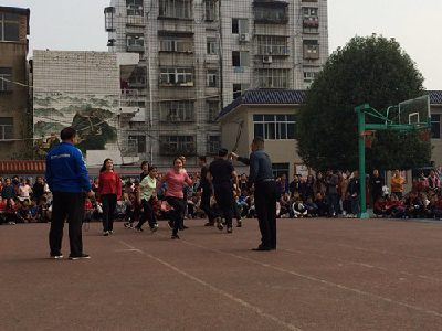 张湾中心小学：举行亲子趣味运动会