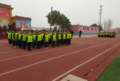 古驿镇黄渠河第一小学： 开展队列队形比赛
