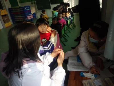 石桥镇黑龙幼儿园为幼儿接种疫苗！