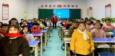 襄州七中教育集团二校区举行室内升旗仪式