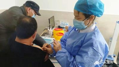 襄州千余名一线从业人员接种新冠疫苗