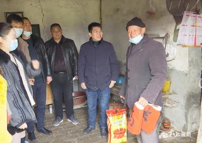 石桥镇杜河村：冬日送温暖 关怀暖人心