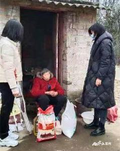 襄州区工商联和企业走访慰问贫困户