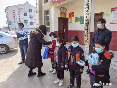 龙王镇为留守儿童送防疫物资