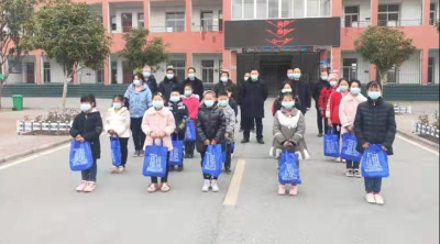 区卫计局：用爱心滋养花朵