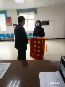 社区服务暖人心  居民感谢送锦旗