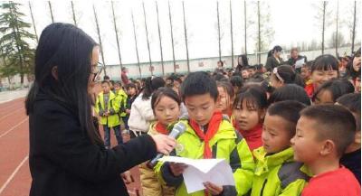 黄龙镇第二小学；师生同唱雷锋之歌  声入人心精神相传