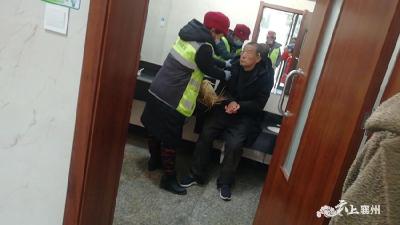 七旬老人公厕晕倒  环卫工人热心救助