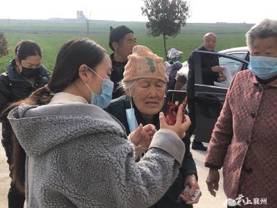 程河镇：开展60岁以上老人年审工作