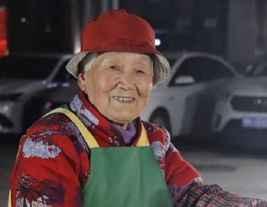 96岁奶奶深夜摆摊30年！她的这席话，网友：通透又潇洒