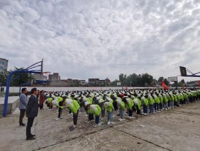 古驿二中举办家校共育励志报告会