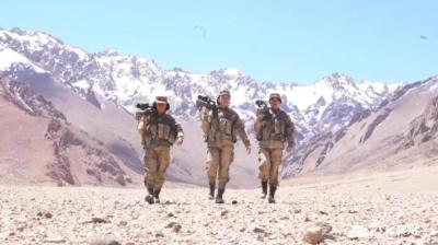在海拔4500米的雪域高原，3名女兵扛起了重火器