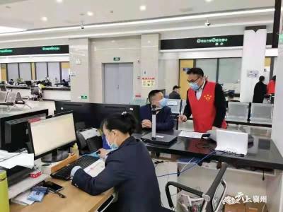 “税务蓝”吹便民春风 “志愿红”优办税服务