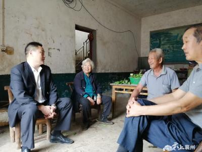 龙王镇：党员干部走访精准扶贫户