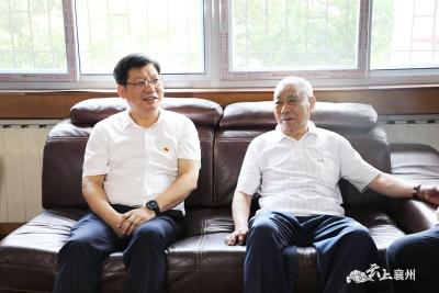 刘明锋走访慰问离退休老干部