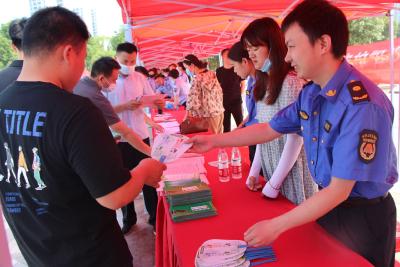 襄州城管：积极组织参加全区安全生产月法律法规宣传活动（图片信息）