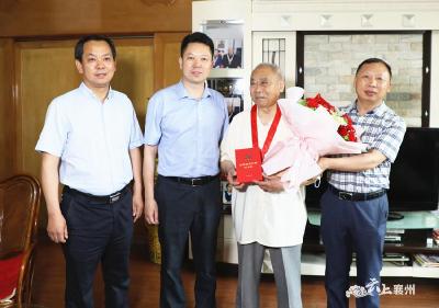区领导黄进、刘明锋看望慰问老党员并颁发 “光荣在党50年”纪念章
