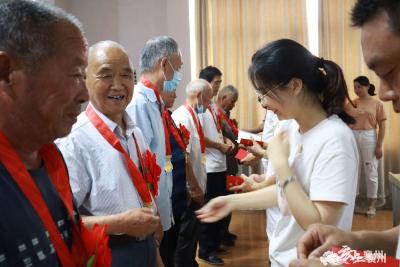 古驿镇举行新党员集中宣誓活动暨“光荣在党50年”纪念章颁发仪式