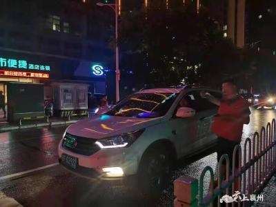 襄州区张湾街道西湾社区：暴雨中最美的一道“红马甲”