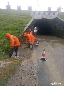 襄州区公路部门全力以赴抢险排涝保畅通