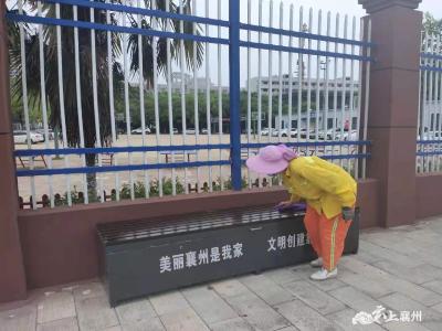 襄州环卫：便民环卫工具箱椅亮相街头