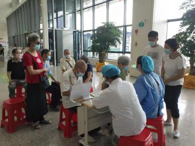 区委老干部局党员 下沉社区助推老年群体疫苗接种