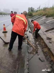 区公路部门紧急处置雨后险情