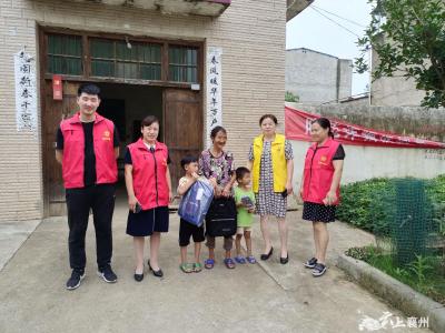 程河镇：“爱心妈妈”为留守儿童送上开学“大礼包”