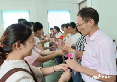 “青蓝”同心，携手共进——石桥镇中心小学举行师徒结对拜师仪式