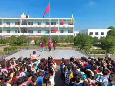 迎国庆升国旗 致敬伟大祖国