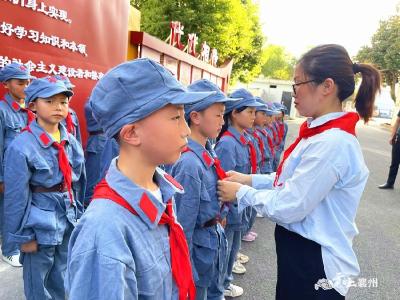 襄州：红军小学师生在角色互换活动里欢度别样教师节
