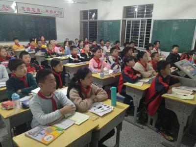 双沟镇双南小学师生观看“请党放心，强国有我”主题云队课