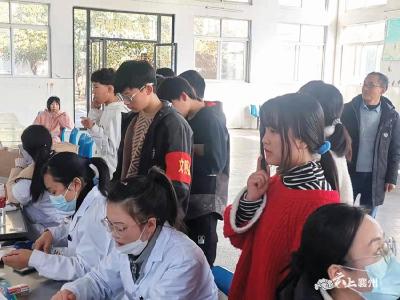 爱护眼睛 预防近视——黄龙镇中心学校开展学生视力检查工作