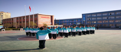 龙王中学：军训练体格 舞蹈展风采