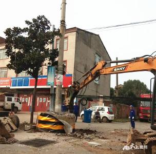 黄集镇：清理高空“蜘蛛网” 集镇街道焕新颜
